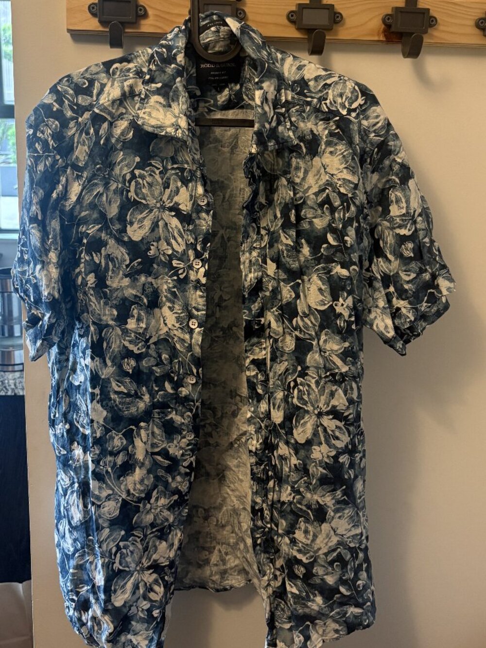 MEN's LARGE RODD & GUNN FLORAL SHORT SLEEVE SHIRT